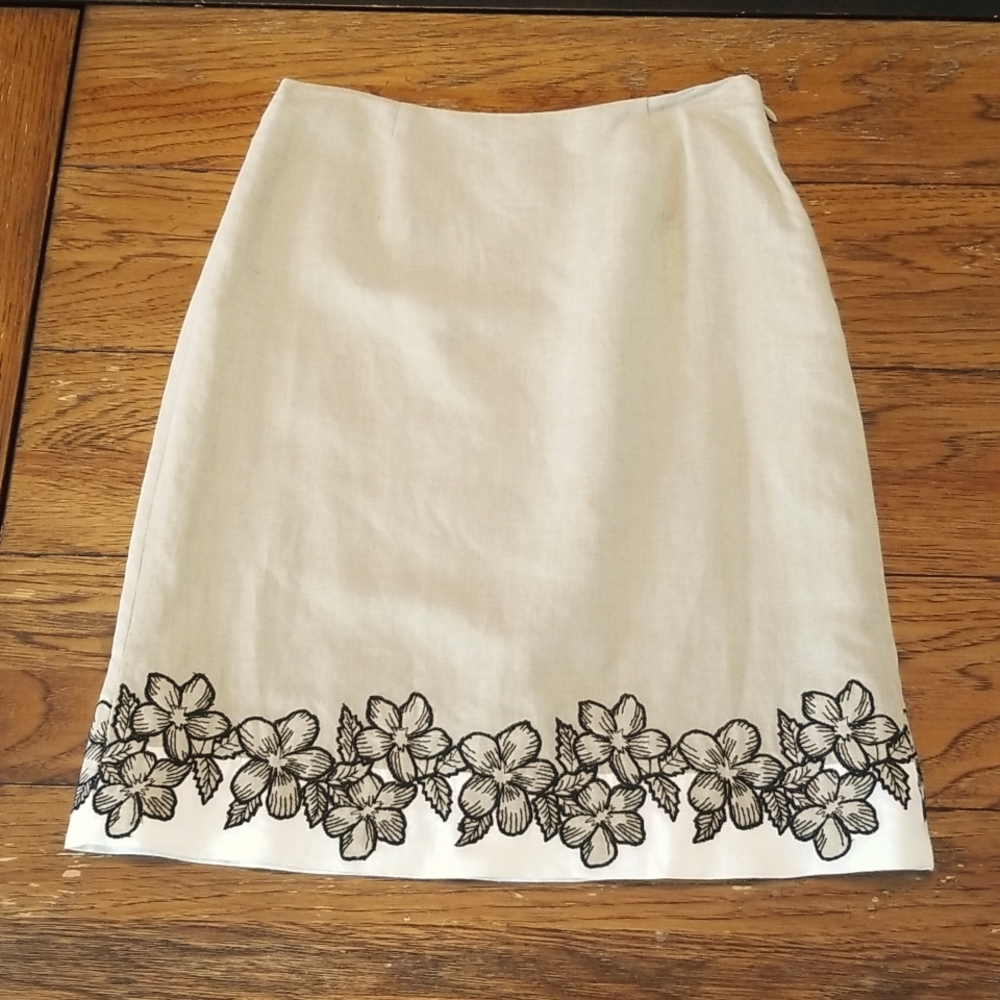 Ann Taylor Loft Linen Skirt with Black Embroidered Flowers Size 4P